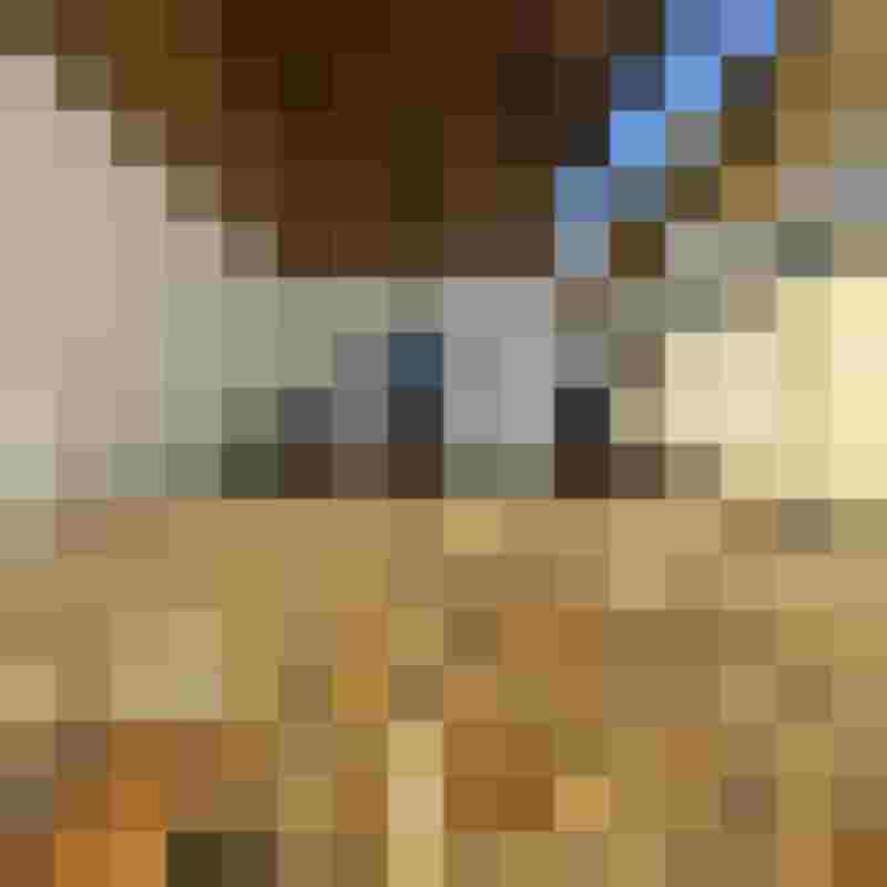 Terrasse mit polygonalen Natursteinplatten vor einem Haus im Sonnenlicht