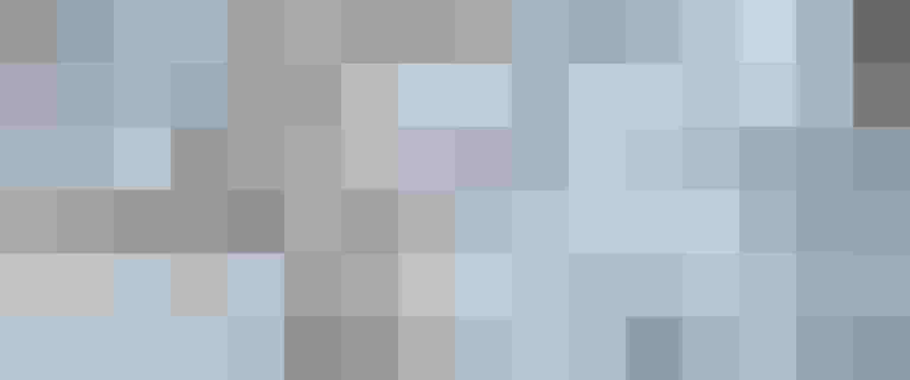 Nahaufnahme verlegter Natursteinplatten mit grauer Maserung und sauberen Fugen im Außenbereich